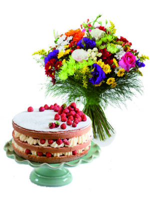 Bouquet di fiori misti con torta alle fragole a Roma