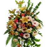 Cuscino funebre di fiori dai toni chiari a Roma