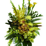 Cuscino funebre di fiori misti ed orchidee dai colori gialli a Roma