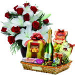 Cesto natalizio con bouquet di gigli e rose a Roma