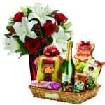 Bouquet di rose e lilium e cesto natalizio a Roma