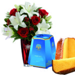 Bouquet di rose e lilium con pandoro a Roma