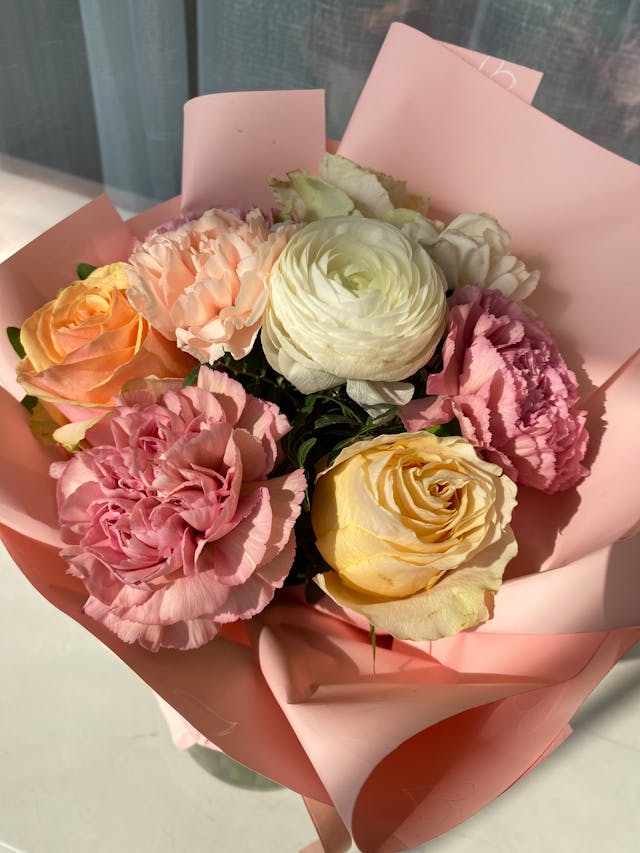 cena romantica e bouquet di fiori